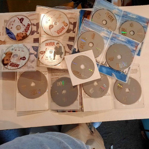 Dexter Seasons 1-3 DVDs and Bonus Disc Dexter Panel from Comic-Con - Picture 5 of 11